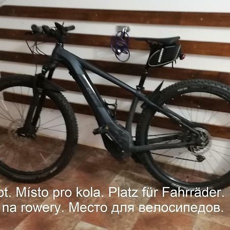 Booking Trzni Дечин Екстер'єр фото