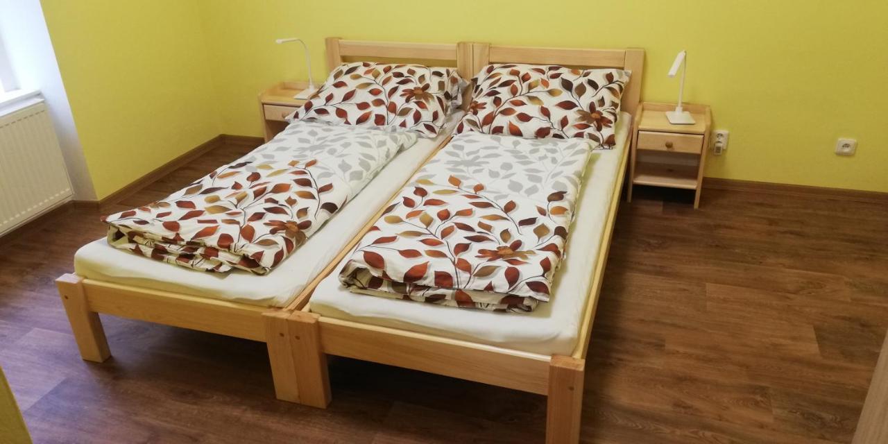 Booking Trzni Дечин Екстер'єр фото