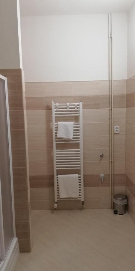 Booking Trzni Дечин Екстер'єр фото