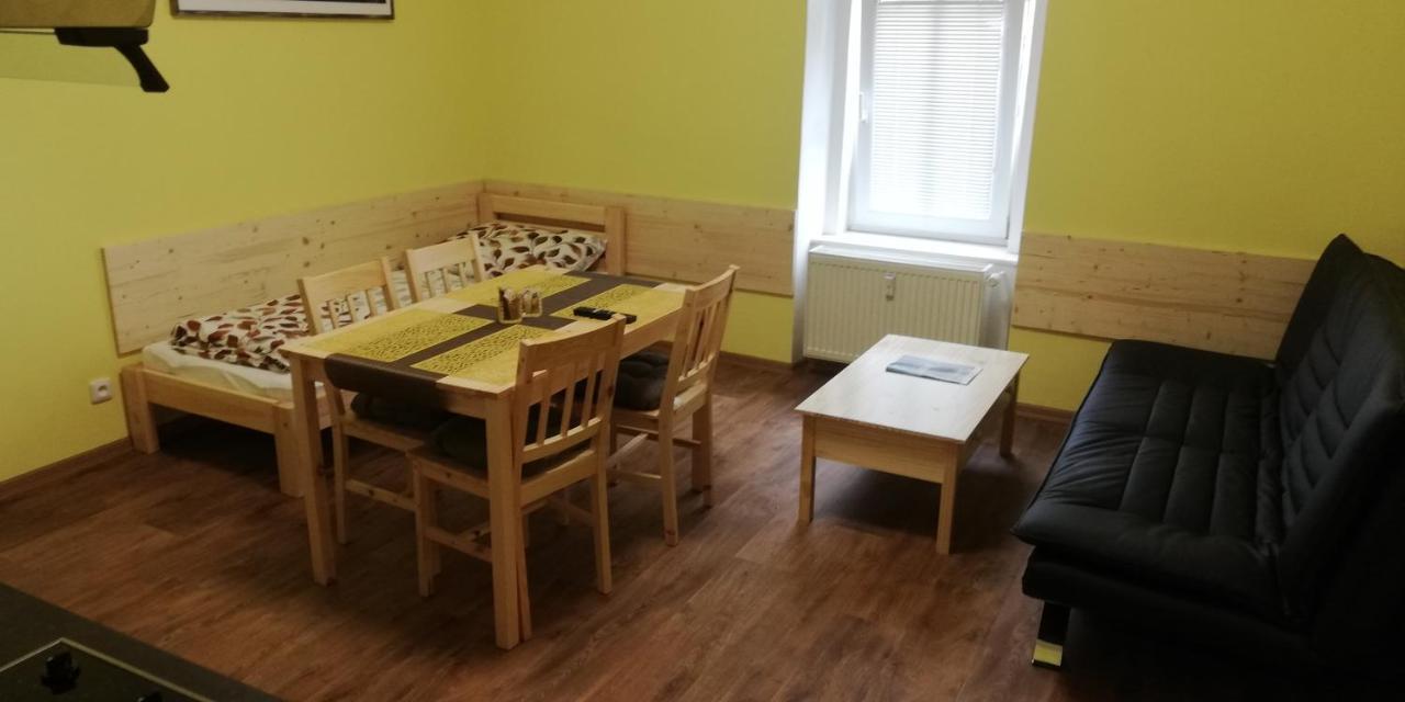 Booking Trzni Дечин Екстер'єр фото
