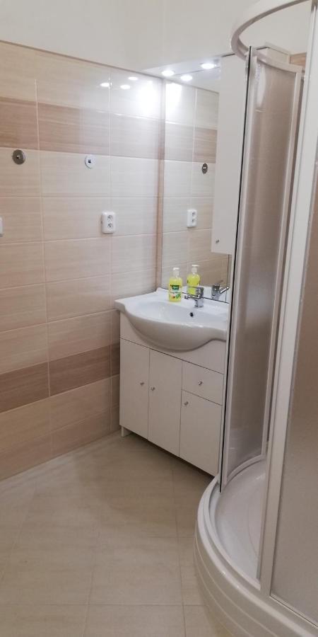 Booking Trzni Дечин Екстер'єр фото