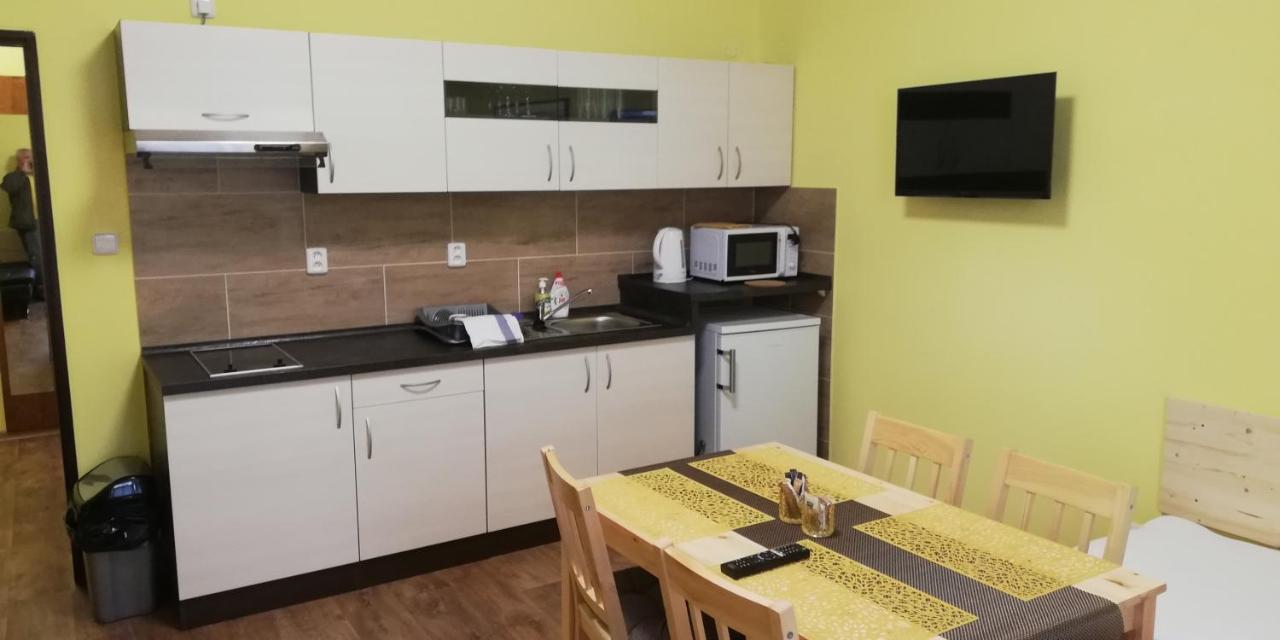 Booking Trzni Дечин Екстер'єр фото