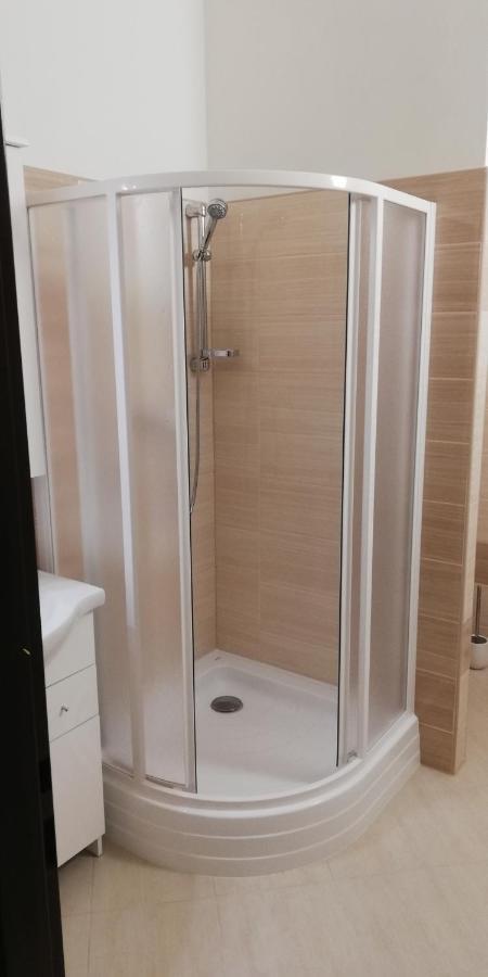 Booking Trzni Дечин Екстер'єр фото