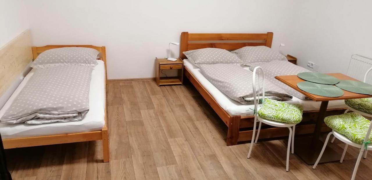 Booking Trzni Дечин Екстер'єр фото