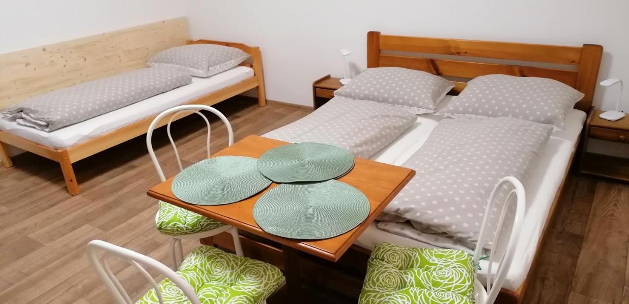 Booking Trzni Дечин Екстер'єр фото