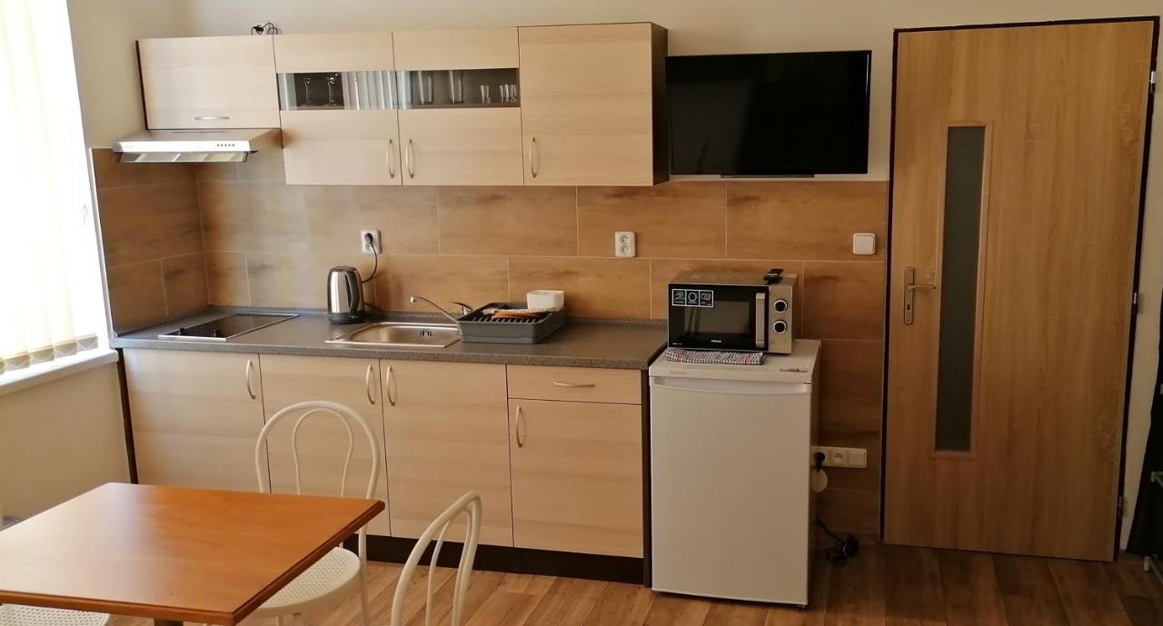 Booking Trzni Дечин Екстер'єр фото