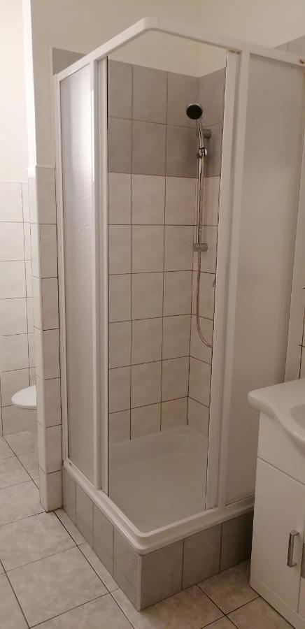 Booking Trzni Дечин Екстер'єр фото