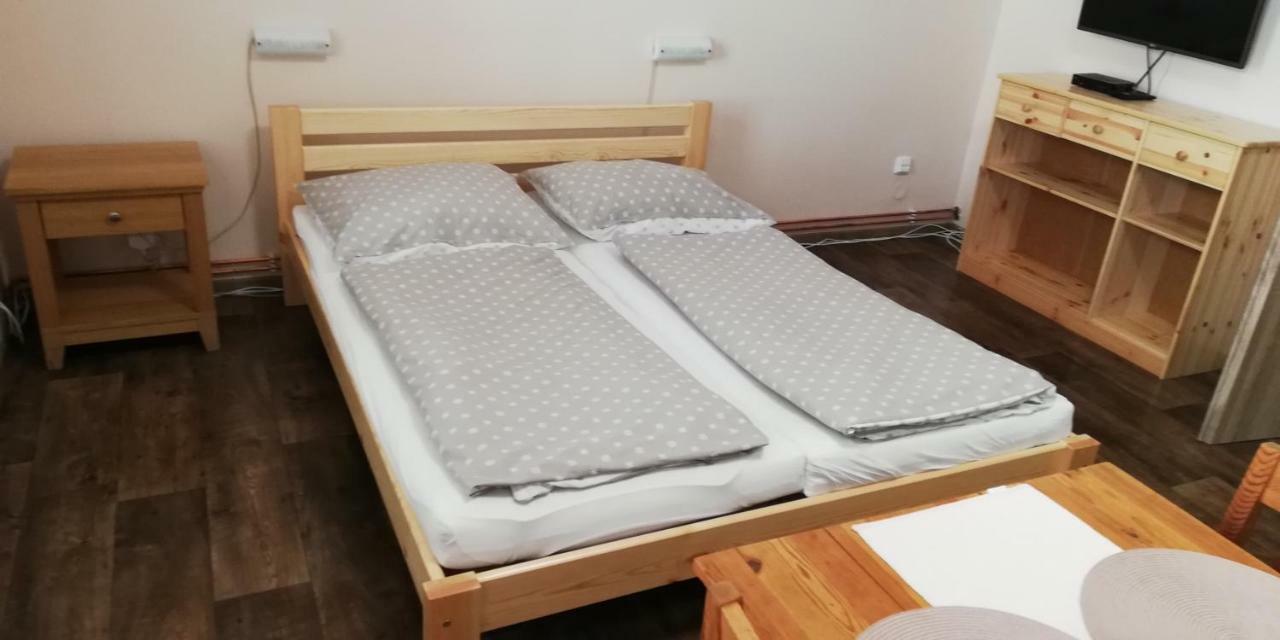 Booking Trzni Дечин Екстер'єр фото